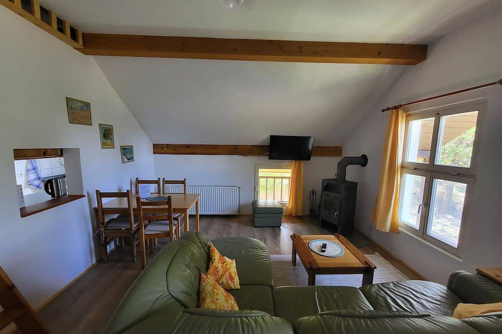 Ganze Wohnung, Gutshof Ferienwohnung mit Kamin & Balkon, viel Natur, Hofgarten und See in Tangerhütte, Altmark