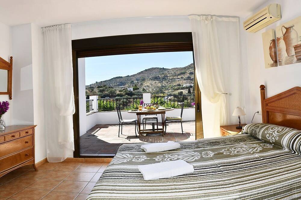 Villa Torcal 3, 8 Pers, piscine chauffée, Wifi, Bbq, Petfriendly in Comares, Province de Málaga