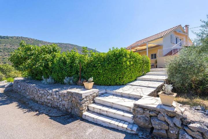 Ferienhaus für 8 Personen, mit Balkon/Terrasse und Garten sowie Pool in Kroatien - 2