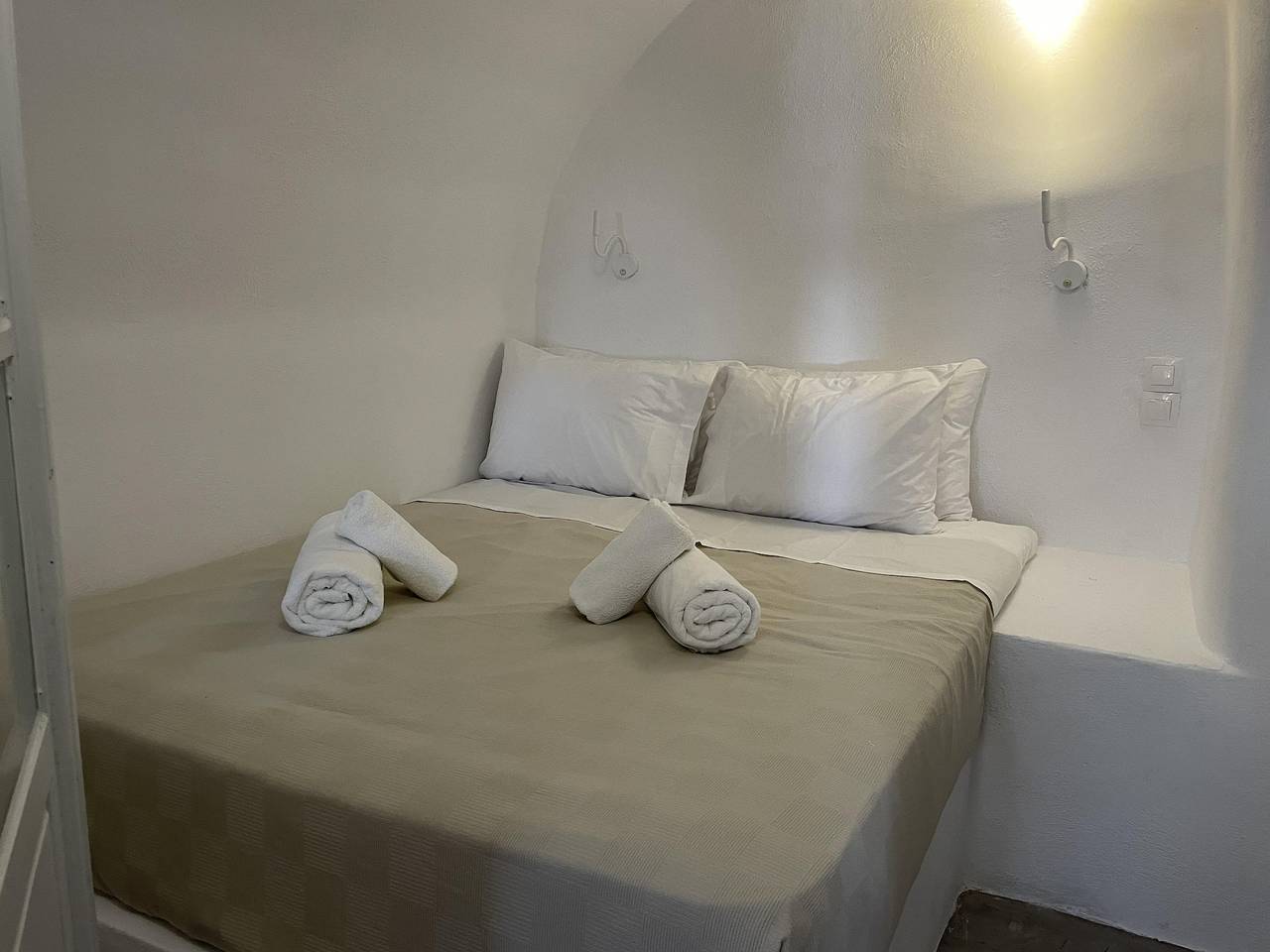 Fira 2-Bed Villa, Sleeps 5 with Outdoor Hot Tub in Firostefani, Thera