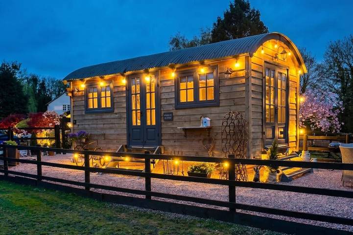 Glamping for 2 people, with garden in Staffordshire