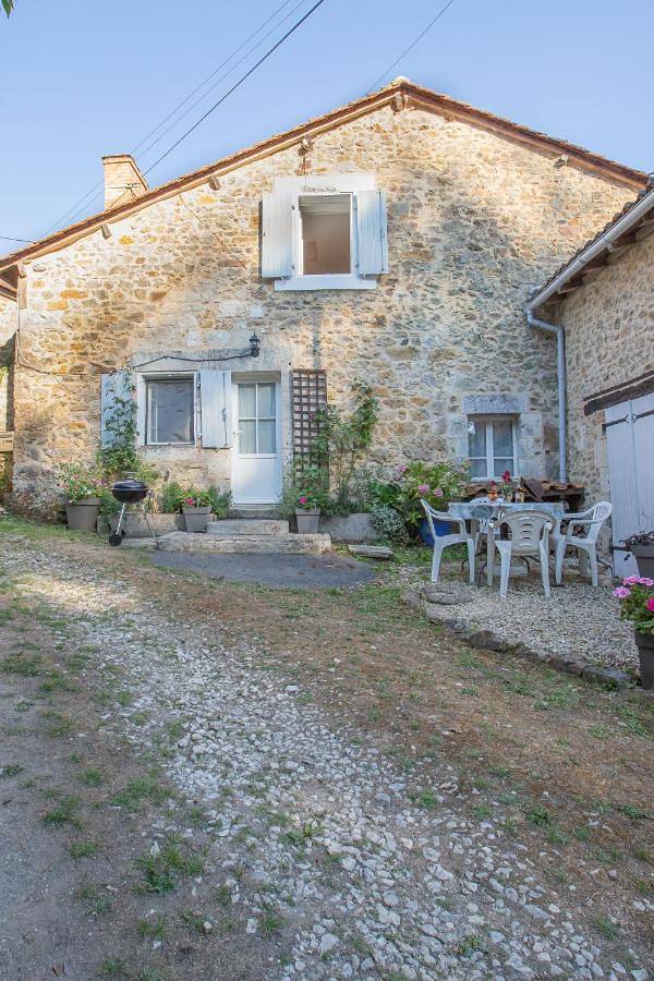 Location de vacances pour 9 personnes, avec jardin et vue à Montbron - 2