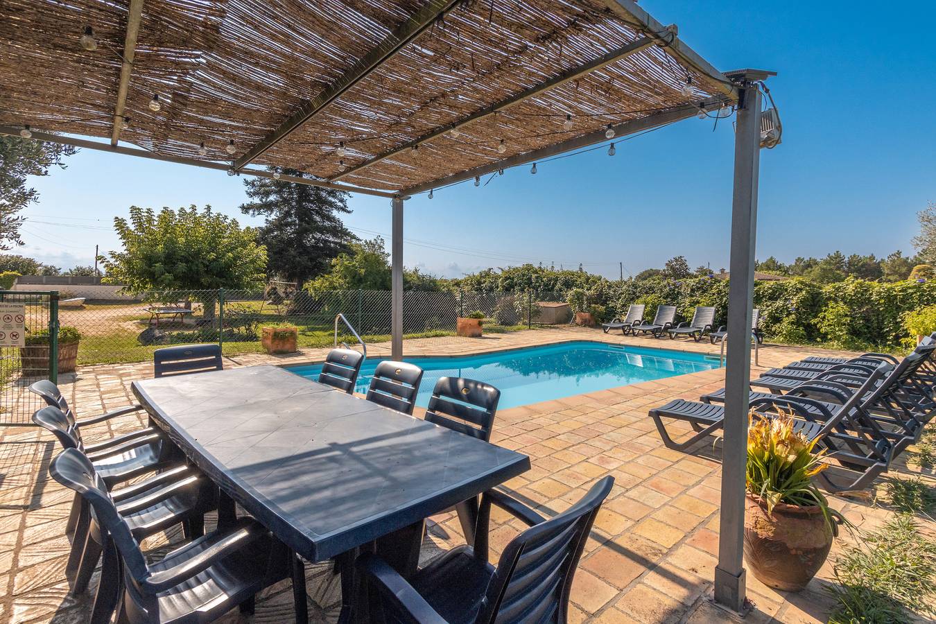 Geheel appartement, Appartement 'Simon' met uitzicht op de bergen, privézwembad en Wi-Fi in Vilobí d'Onyar, Girona Provincie