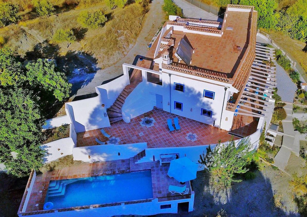 Huisdiervriendelijke Villa 'Algarrobo Azul' met Zeezicht, Zwembad, Tuin, A/C & Wi-Fi in Almuñecar, Costa Tropical