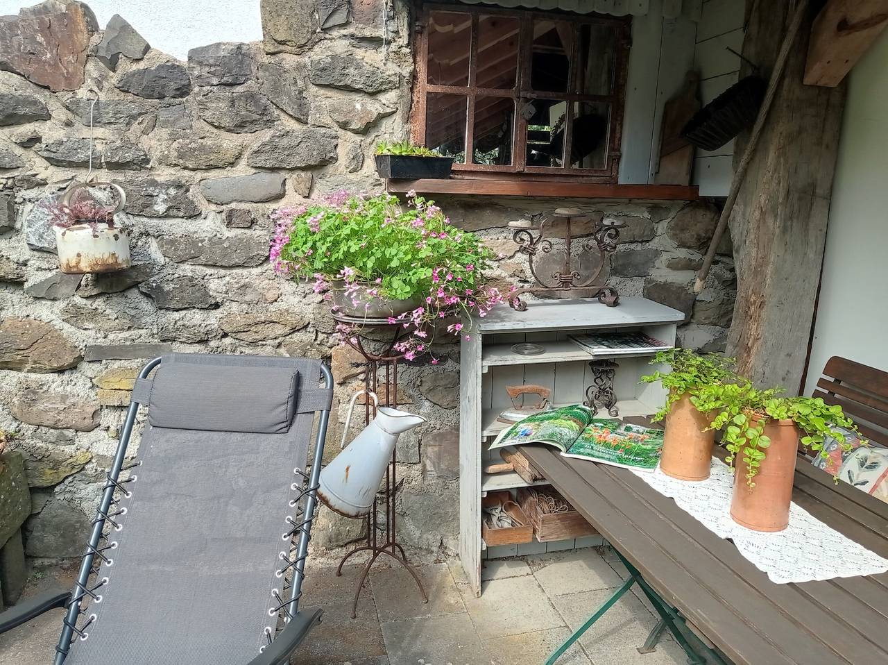 Ganze Wohnung, Ferienwohnung 'Sauerland Burgfenster' mit Bergblick, gemeinsamer Terrasse und Wlan in Lennestadt, Sauerland