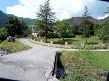 Gîte pour 5 personnes, avec balcon et jardin dans les Alpes-de-Haute-Provence