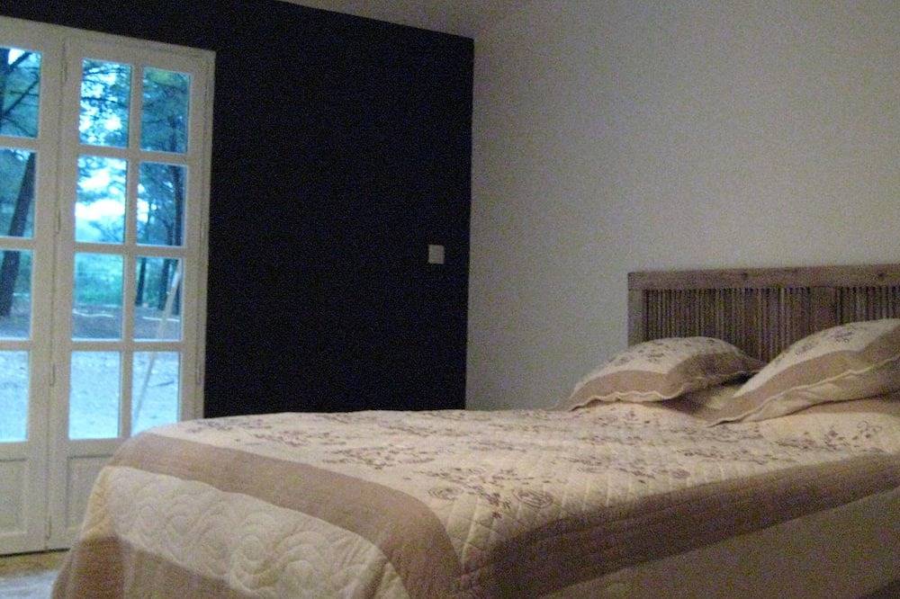 Magnificent Bastide in the heart of alpilles, quiet absolute, exceptional position, private Tennis, Swimming pool warmed 7 rooms 4 bathrooms in Tarascon, Arles region