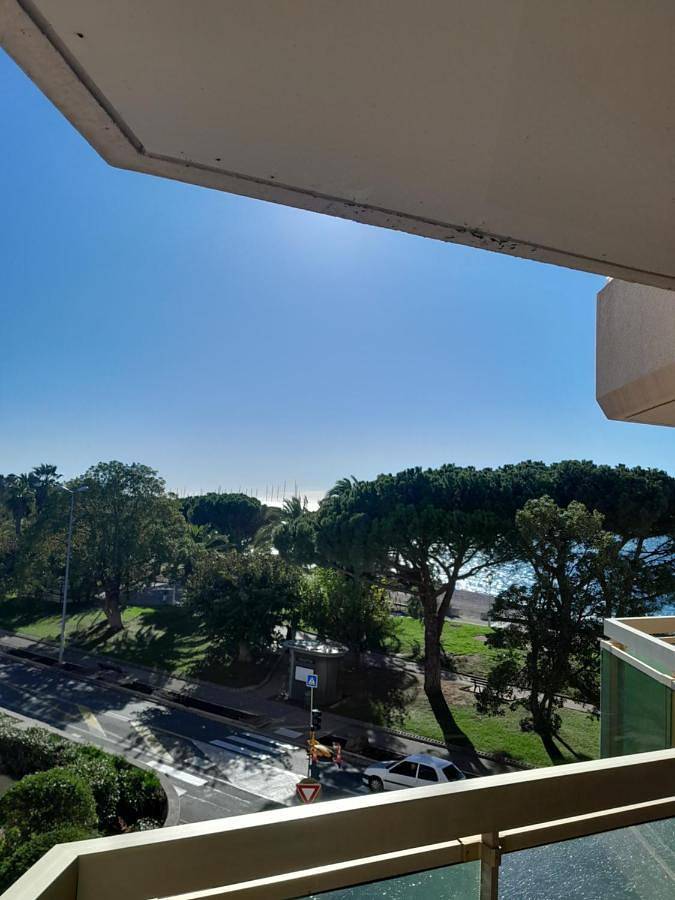 Gîte pour 4 personnes, avec balcon et vue dans Plage Beau Rivage Saint Raphael