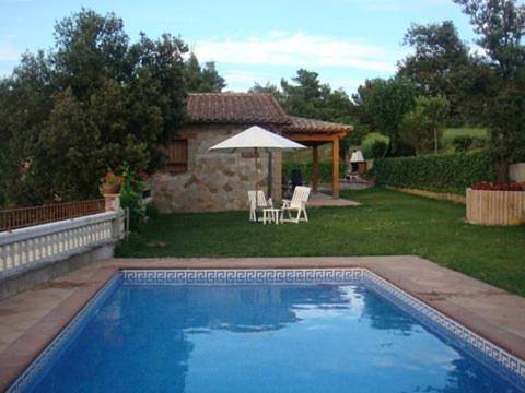 Location de vacances pour 10 personnes, avec jardin ainsi que vue et piscine, animaux acceptés à Olvan - 2