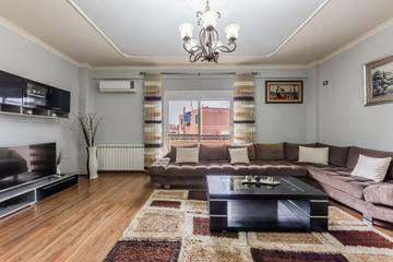 Ferienhaus für 9 Personen, mit Balkon und Pool, kinderfreundlich in Albanien
