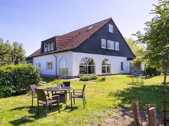 Ferienwohnung für 2 Personen, mit Terrasse und Garten sowie Seeblick und Ausblick