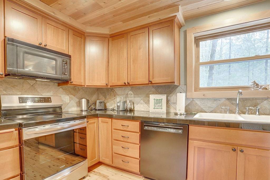 Secluded River Breeze Chalet, Hot Tub, Deck, Bbq, Woodstove, Dog-Friendly in Welches, Mount Hood