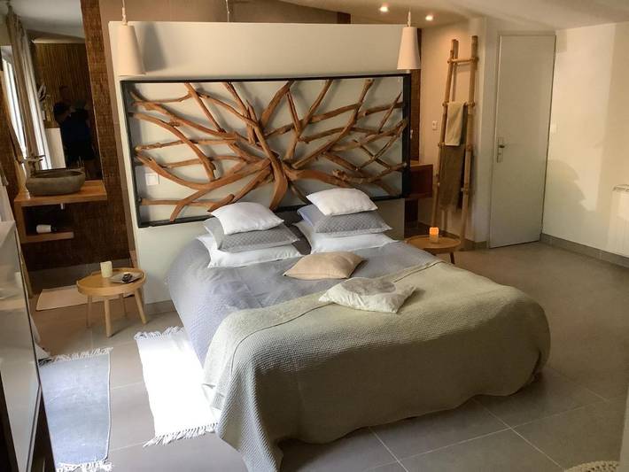 Chambre d’hôte pour 2 personnes, avec Jacuzzi et Terrasse ainsi que Jardin et Piscine