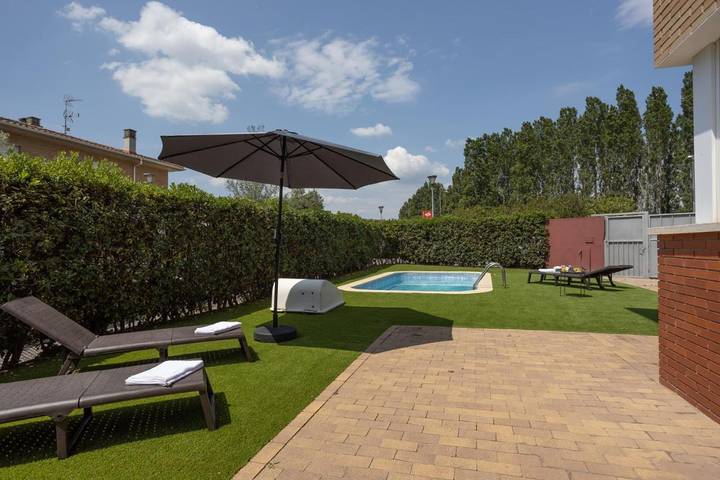 Apartamento para 6 personas, con Terraza y Jardín además de Piscina y Vistas en Tordera