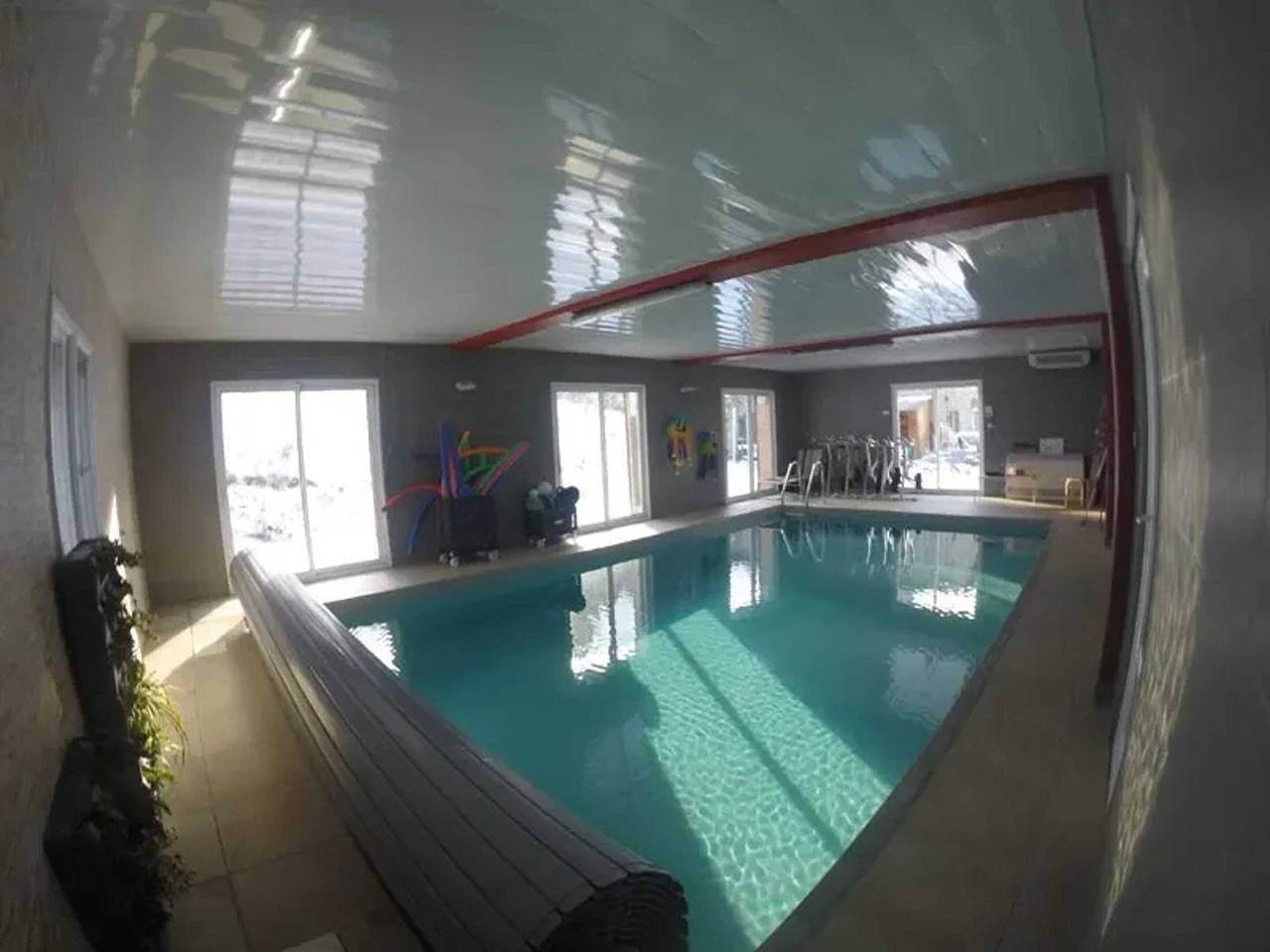 Villa spacieuse avec piscine à Saint-Sauveur-en-Rue in Saint-Sauveur-en-Rue, Parc Naturel Régional du Pilat