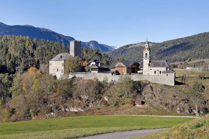 Apartamento entero, Apartamento Lamprechtsburg en el patio interior del castillo in Cornolatino, Brunico