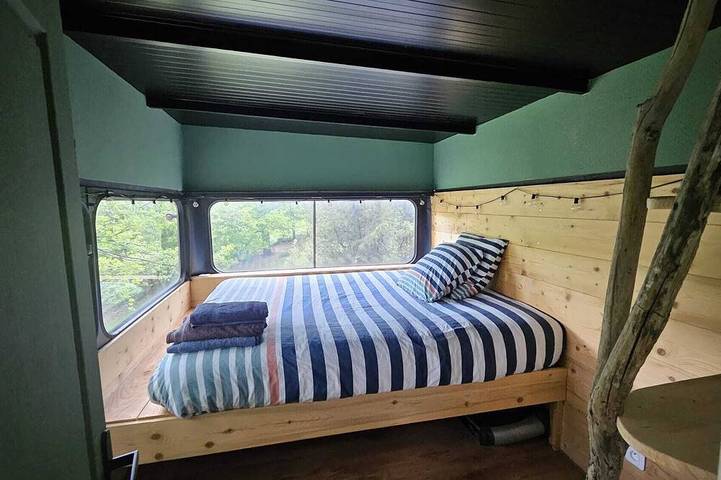Unusual bus from Eden des Grisons, private Jacuzzi, view of Lac de Serre-Ponçon in Le Sauze-du-Lac, Gap region