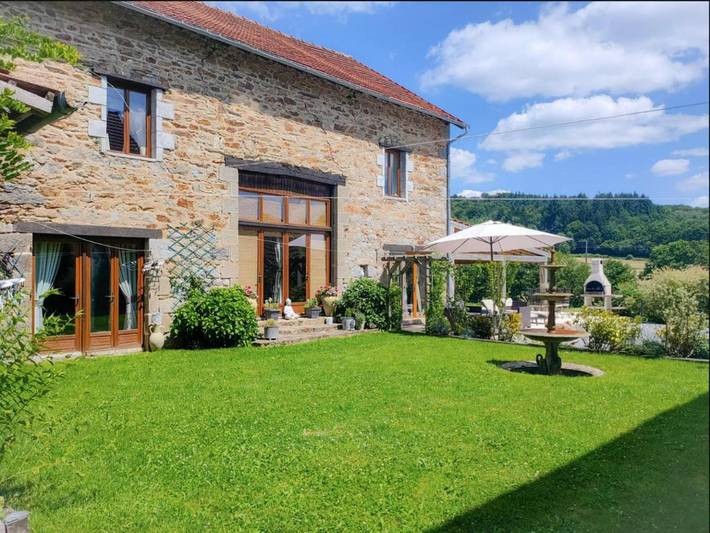 Location de vacances pour 10 personnes, avec vue ainsi que piscine et jardin à Janaillat