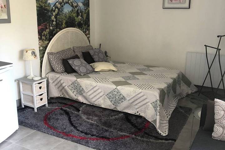 Gîte pour 2 personnes, avec jardin et terrasse à Chatuzange-le-Goubet - 2