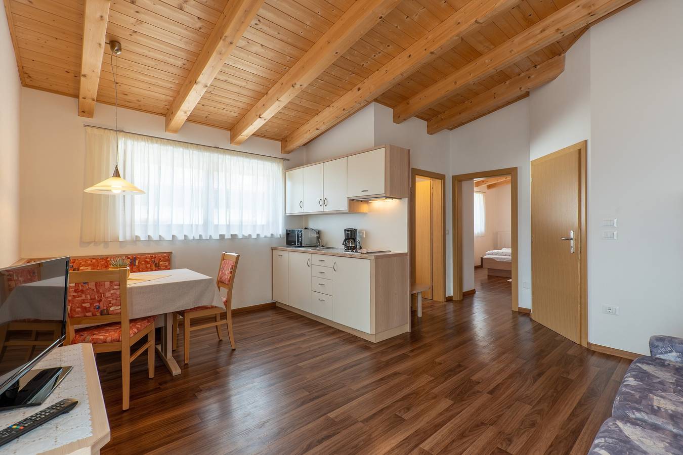 Apartamento inteiro, Apartamento "Wohnung 2 Dachgeschoss" com vista para a montanha, Wi-Fi e varanda in Tirolo (Itália), Grupo Texel