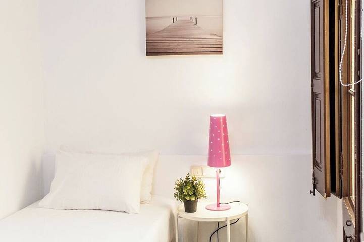 Appartement entier, 3Br/3Ba with Pink Suite & Views from Balcony. Free luggage storage service. in Barcelona Centre, Barcelone