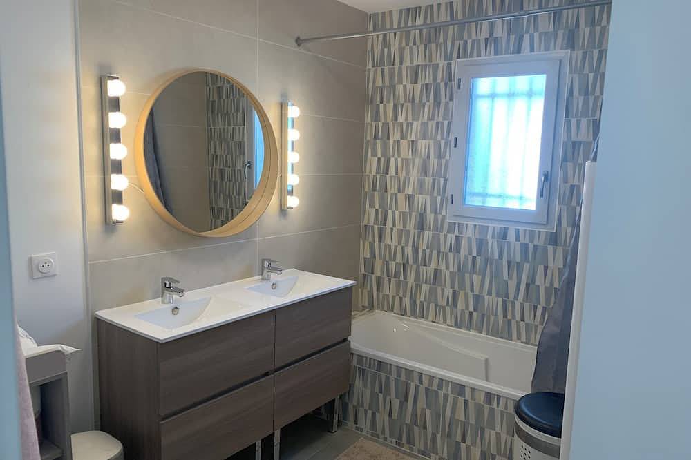 Between Aix and the Luberon: single-storey house with swimming pool and flower garden in Coudoux, Aix-en-Provence region