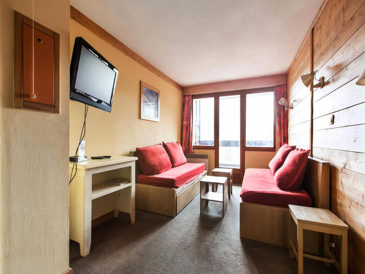 Entire apartment, Apartment in Alpe d'Huez with Ski Access in Huez, Écrins National Park