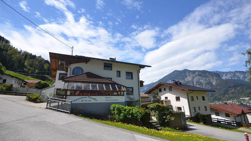 Ferienwohnung für 5 Personen, mit Ausblick und Balkon sowie Garten in Buch in Tirol