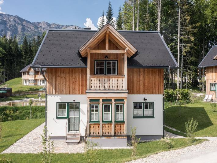 Ferienhaus für 7 Personen, mit Balkon/Terrasse und Balkon sowie Garten und Pool in Grundlsee