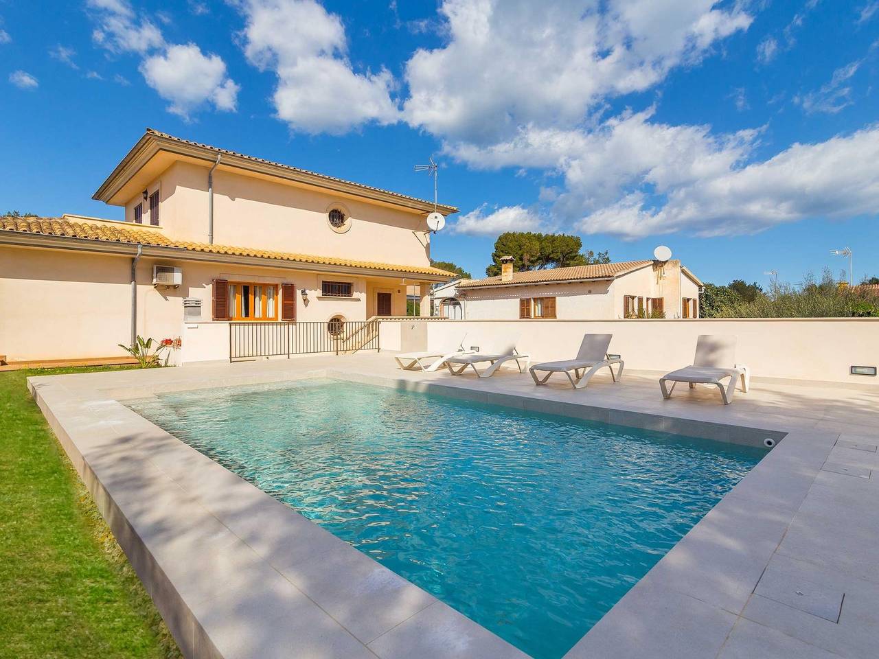 Calma - Bonito chalet con jardín en Son Serra de Marina in Playa Son Serra de Marina, Santa Margalida