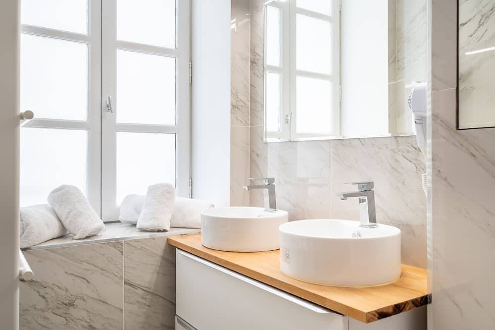 Entire apartment, Beautiful modern and charming apartment in the heart of Salon de Provence in Salon-de-Provence, Aix-en-Provence region