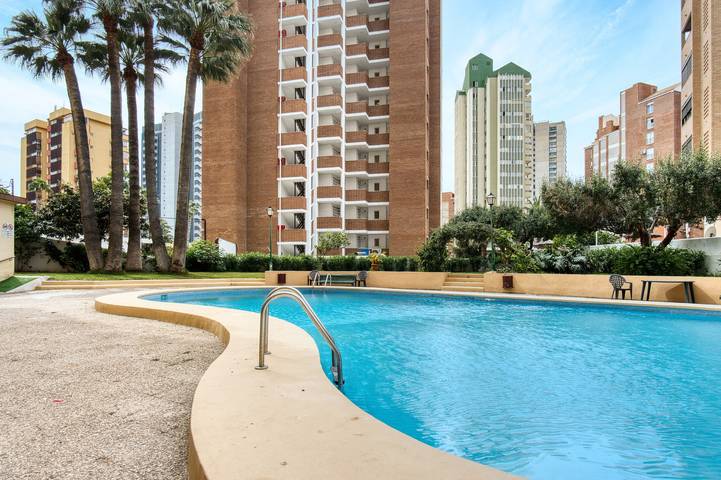 Ganze Wohnung, Apartment 'Karola' mit Gemeinschaftspool, Garten und Balkon in Benidorm, Costa Blanca