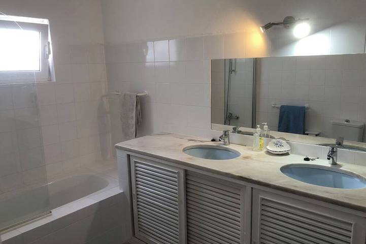 Familienvilla. Freistehender großer Pool, 3 Schlafzimmer, 2 Badezimmer, Meerblick in Carvoeiro, Estômbar e Parchal