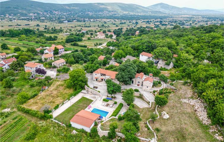 Gemütliche 2-Zimmer-Wohnung mit Pool und Terrasse, 2,5 km vom Stadtzentrum von Sušci entfernt in Dalmatinisches Zagora