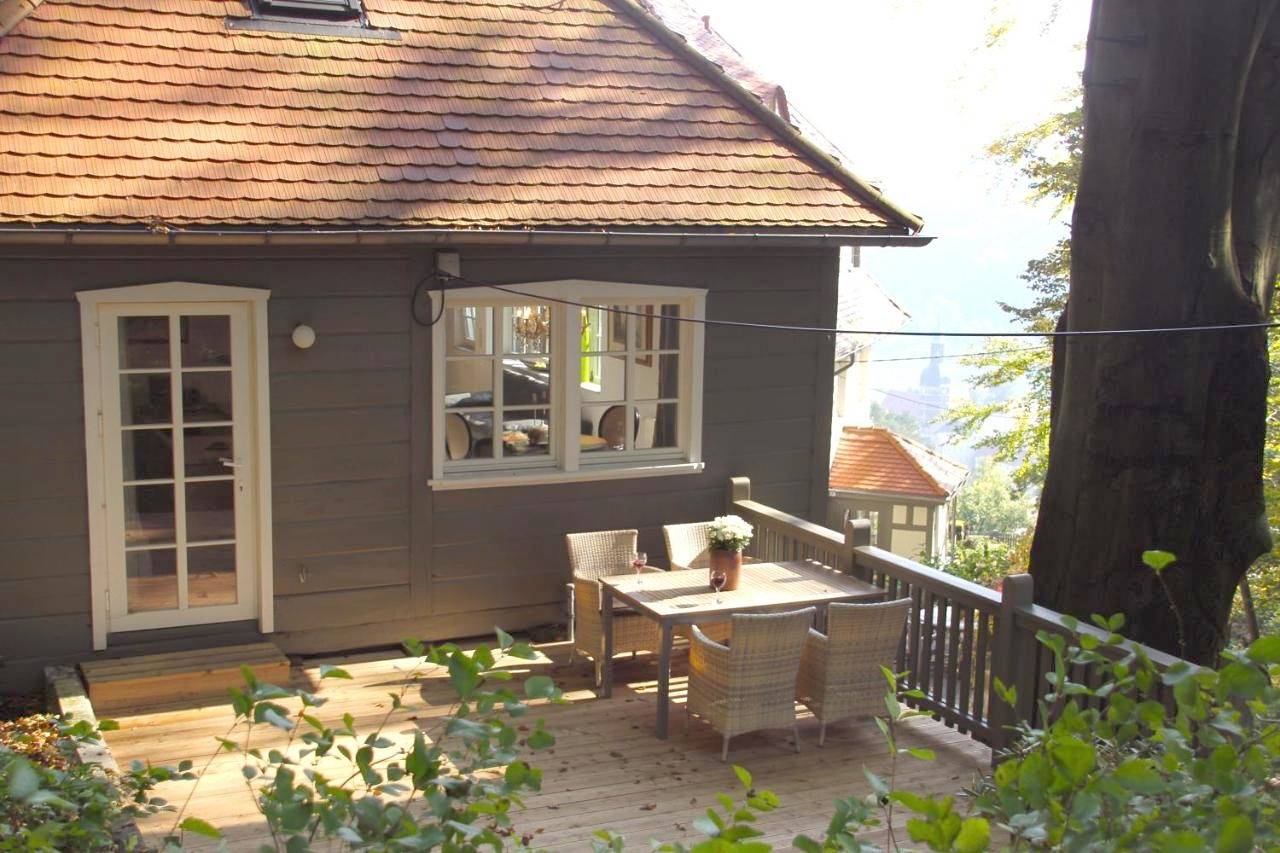 Villa Sonnenburg Gästehaus - Blick auf die Stadt und die Elbe - Parkplatz in Bad Schandau, Elbsandsteingebirge