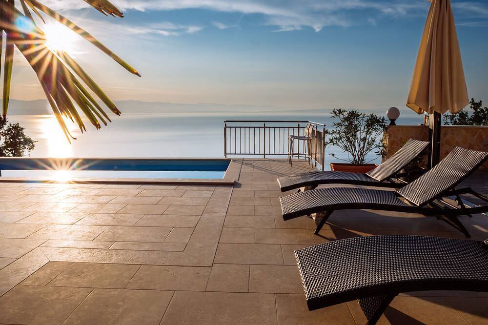 Ganze Wohnung, Einmalig Wohnung mit viel Platz im Aussenbereich und Pool in Medveja, Opatija Riviera