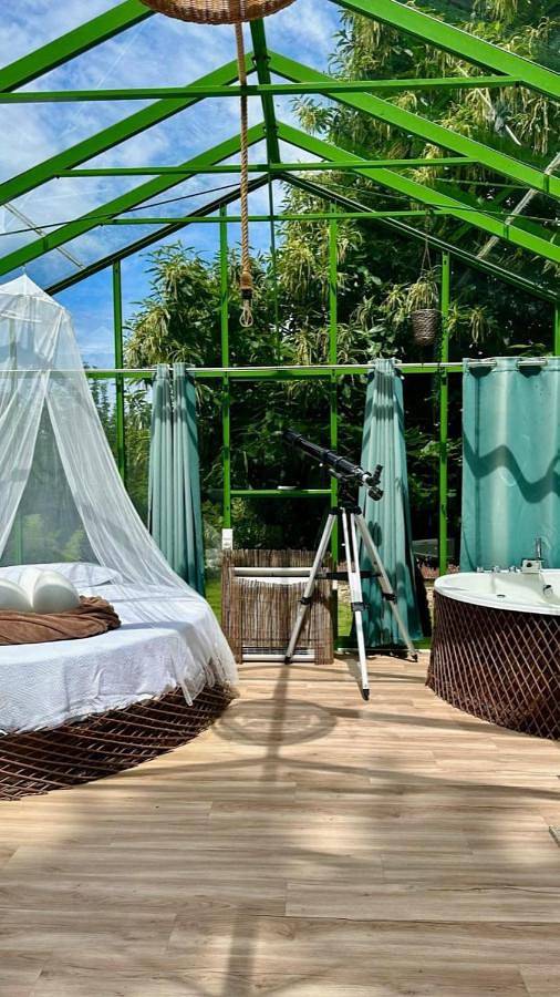 Tienda para 3 personas, con Jacuzzi y Terraza además de Jardín y Vistas en Silleda