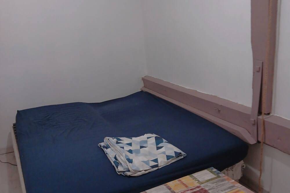 Holiday Home 'Maison Au Bord De L'eau' with Shared Terrace, Private Garden and Wi-Fi in Loches, Loches region