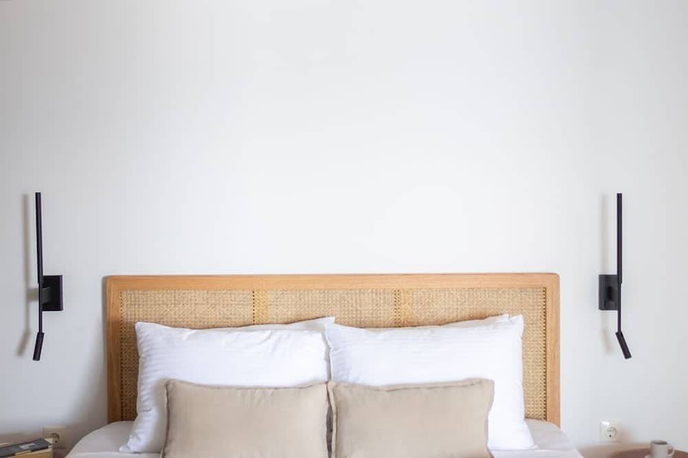 Seafront villa with private beach 1hr from Athens in Chalkida, Euböa