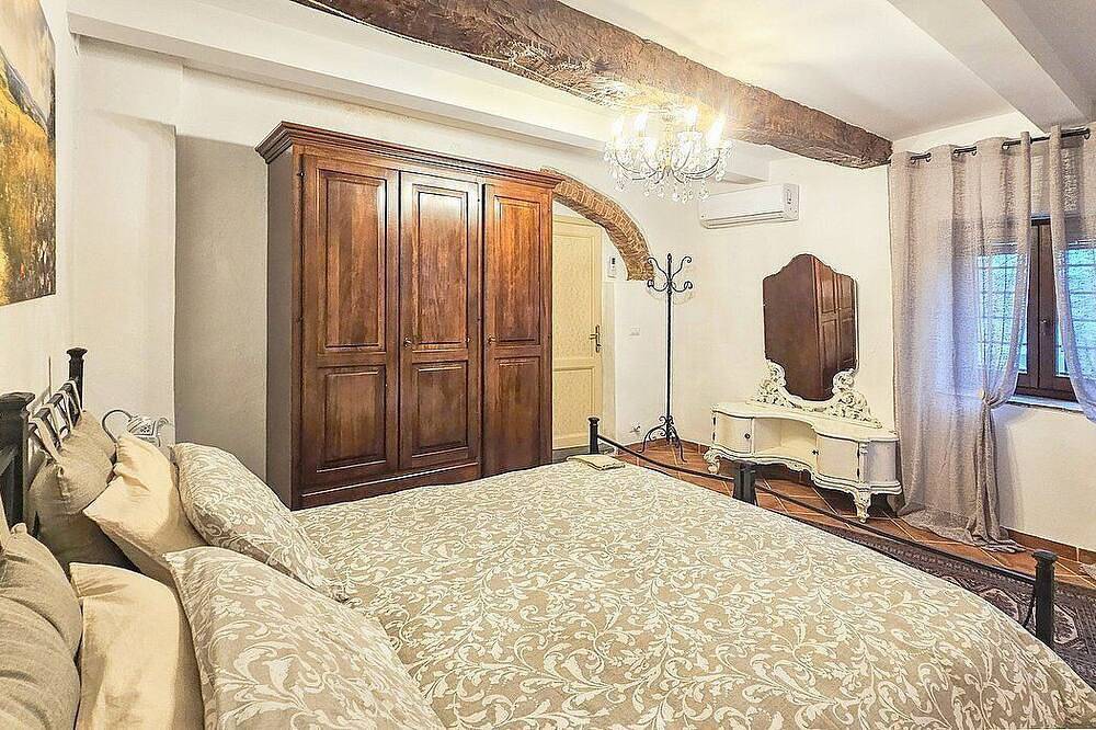 Villa Monasia: A characteristic and welcoming two-story apartment that is part of an ancient country house made of stone, with Free Wi-Fi. in Alberi, Chianti