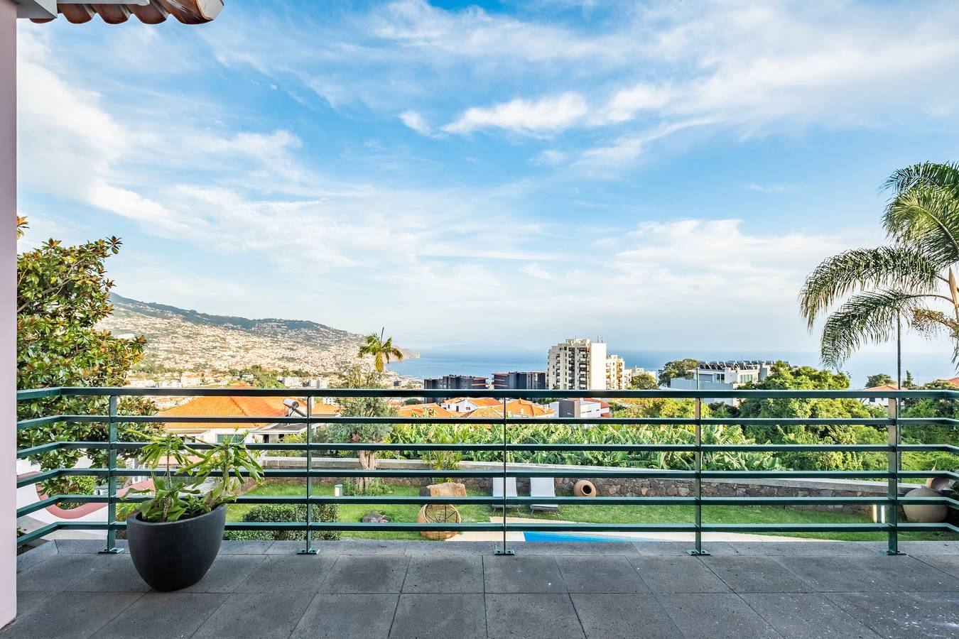 Casa de férias 'Villa Magnólia' com vista para o mar, piscina privada e Wi-Fi in São Martinho (desambiguação), Madeira