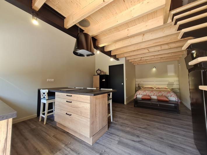 Gîte pour 4 personnes, avec Terrasse ainsi que Jardin et Piscine