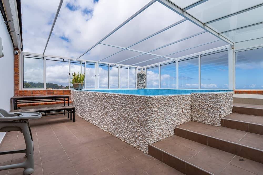 Appartement entier, Bungalow « Maison Privée Vue Océan - 2 » avec piscine partagée, jardin et Wi-Fi in Caniço, Île de Madère