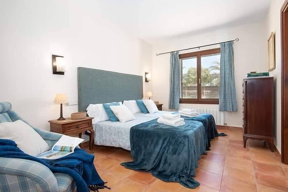 Charming finca with large pool and garden in Santanyi for up to 8 persons in Santanyí, South Majorca