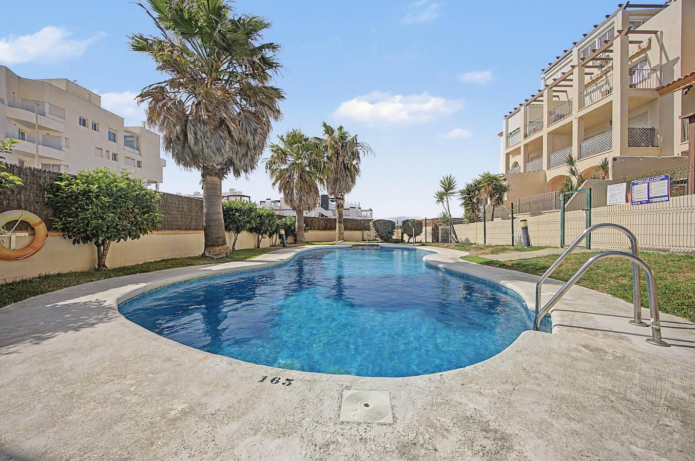 Apartamento entero, Apartamento 'Con Terraza' con Piscina Compartida, Wi-Fi y Aire Acondicionado in Playa de Los Lances, Tarifa