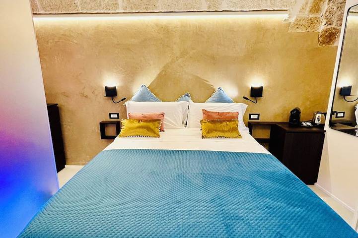 La Piazzetta Spa Room, a charming central accommodation with a private pool in Lama Monachile (Polignano a Mare), Polignano a Mare