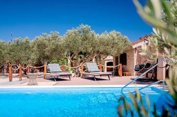 Villa für 4 Personen, mit Pool und Ausblick sowie Garten, mit Haustier auf Hvar