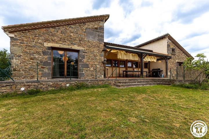 Gîte pour 6 personnes, avec Terrasse ainsi que Jardin et Vue