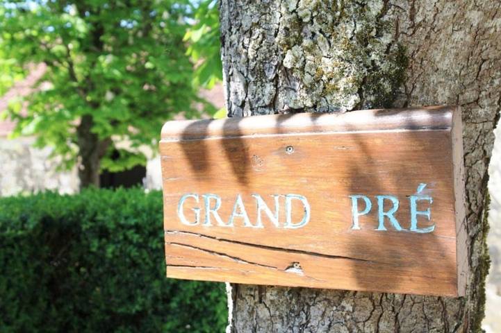 Location de vacances pour 4 personnes, avec vue ainsi que piscine et jardin, adapté aux familles à Roquecor - 2