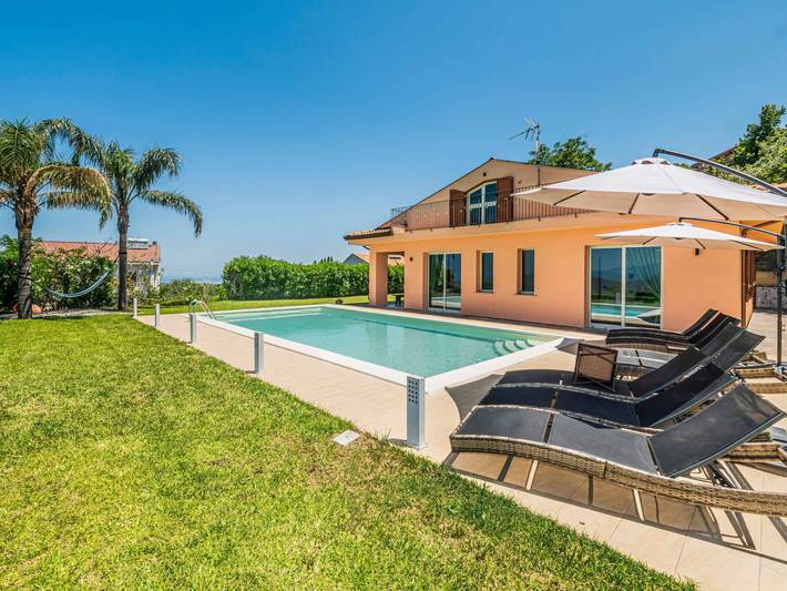 Casa vacanza per 10 persone, con Idromassaggio e Terrazza nonché Giardino in Provincia di Messina